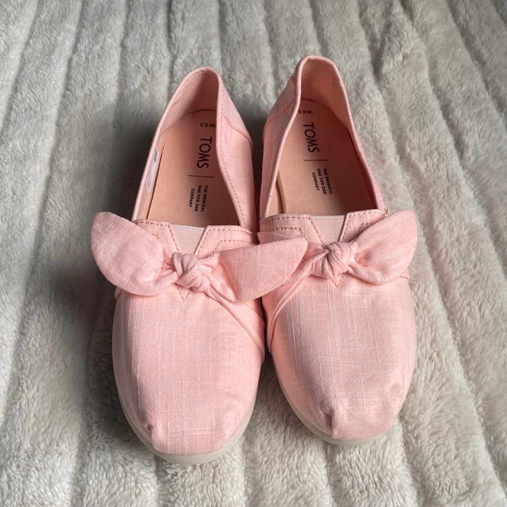 TOMS Classic Alpargata style in pink linen with a bow. Women’s Size 8 1/2.